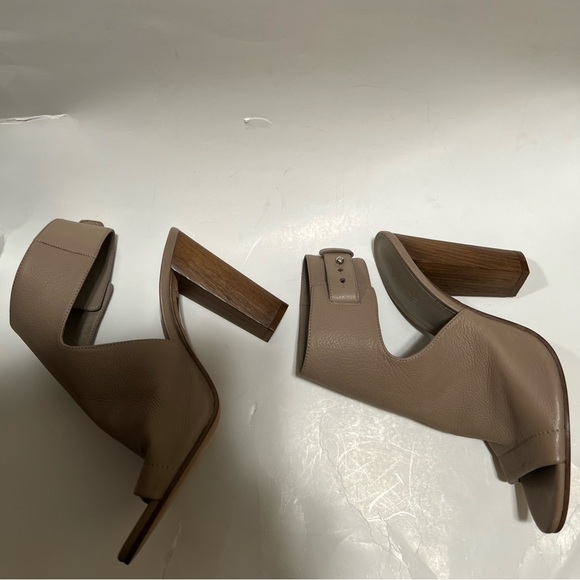 Vince Addie Open-Toe Buckle-Back Sandal Taupe - Picture 16 of 16